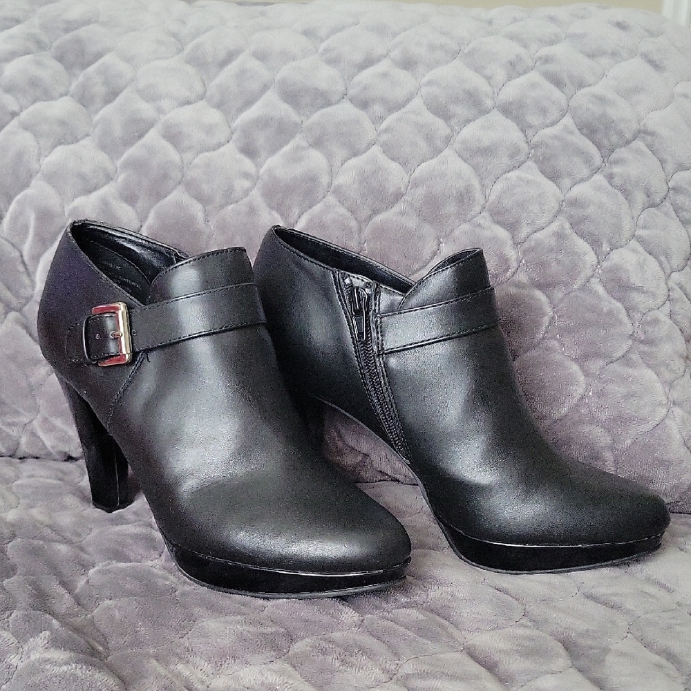 Black Women's Ankle Heeled Boots Size 8